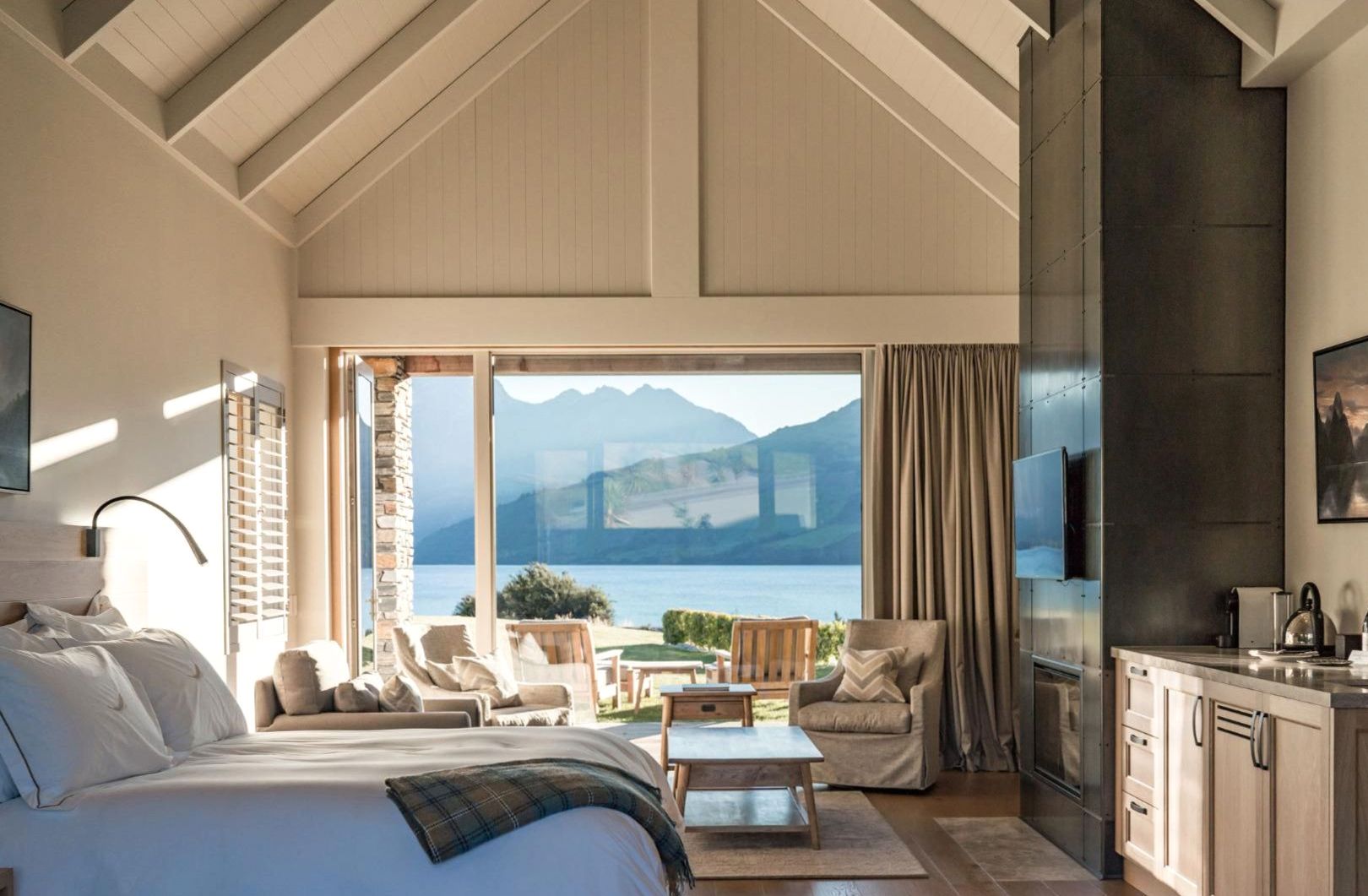 Premium room with deep lounge, wool textiles and alpine light at Wowwavehouse